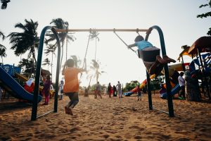 Niños en el tubogan manchas de oxido