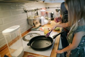 Niña cocinando crepes 