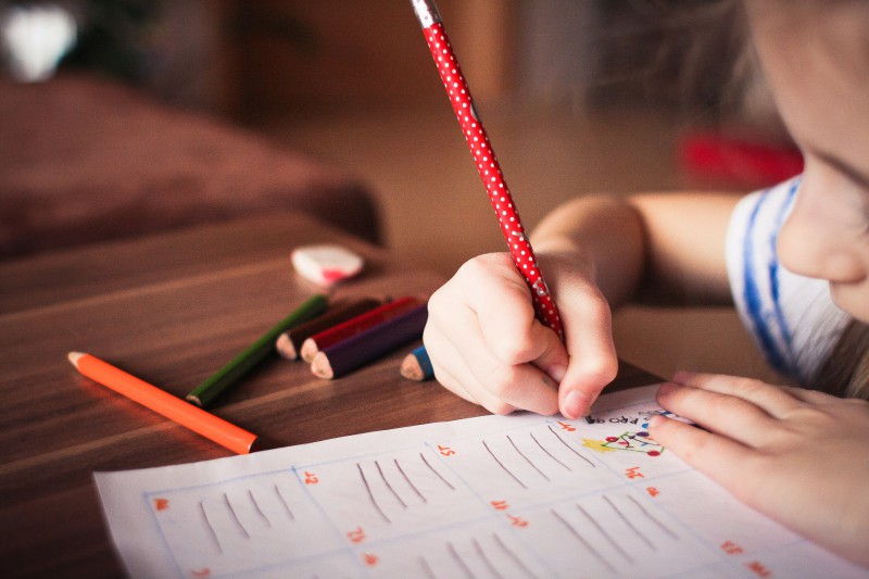 Niño escribiendo 